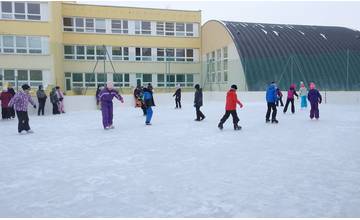 Ďalšia základná škola v Žiline má klzisko, žiaci ZŠ Karpatská korčuľujú cez telesnú výchovu