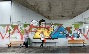 Street art maľbu na zastávke Bernolákova v Žiline neznámy vandal presprejoval