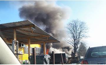 VIDEO: V obci Varín horí budova pekárne, na mieste zasahujú hasiči aj polícia