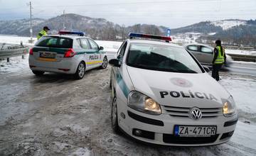 Polícia chytila cez víkend troch mladíkov vo veku od 20 do 25 rokov, ktorí šoférovali opití