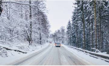 Dnes na cestách opatrne: Sneh zasypáva viaceré časti Žilinského kraja, nákladné autá sa šmýkajú