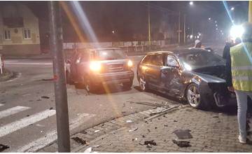 AKTUÁLNE: Na križovatke ulíc Hálkova a Veľká okružná došlo k silnému nárazu, dve autá sú zničené