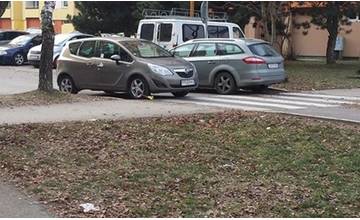 Problém so zaparkovaným autom sa objavil aj na sídlisku Hliny, obyvateľ sa vyhrážal odtiahnutím