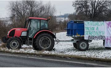Protestujúci farmári z východného Slovenska pôjdu v pondelok aj cez Žilinu a popod Strečno