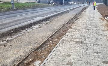 Popri novom chodníku na Veľkom diele tečie voda a vzniká blato, vodiči by uvítali rozšírenie cesty
