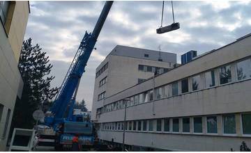 V areáli žilinskej nemocnice je dnes opäť obmedzená doprava, vykladajú tam novú vzduchotechniku