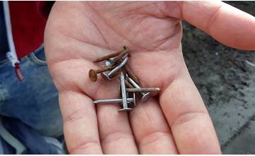 Neznámy obyvateľ v Bánovej opäť pokladá klince na cestu, za dva týždne spôsobil množstvo defektov