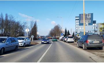 Mestská polícia začala riešiť parkovanie áut na kraji cesty pri Klientskom centre