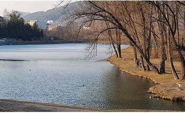 V jazere pri Vodnom diele Žilina našli vo štvrtok nehybné telo muža, prípad vyšetruje polícia