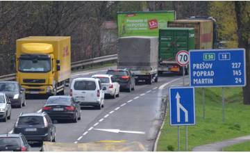 Ulice Košická a Rajecká cesta sa začínajú postupne upchávať, zdržanie zatiaľ nie je veľké