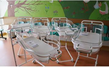 Novorodenecké oddelenie v žilinskej nemocnici má vďaka Nadácii Kia nové postieľky pre bábätká