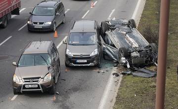 Hromadnú nehodu v Žiline spôsobil 30-ročný Bratislavčan, ktorý prešiel križovatkou na červenú