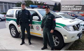 Žilinskí policajti zachránili život 69-ročnému mužovi, ktorý začal preliezať zábradlie na Rondli