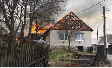 FOTO: Na Kysuciach sa od vypaľovania trávy vznietil rodinný dom, zasahovalo množstvo hasičov