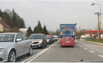 Pred Kysuckým Novým Mestom došlo k vážnej dopravnej nehode auta s chodcom, cestu uzavreli