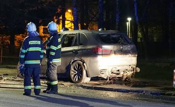 AKTUÁLNE: Na Rosinskej ceste podpálil neznámy páchateľ osobné auto, oblasť uzavrela polícia