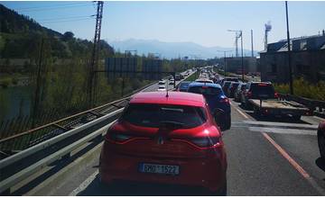 Situácia na hlavných ťahoch v Žiline je aj dnes rovnaká ako vo štvrtok, čaká sa predbežne do hodiny