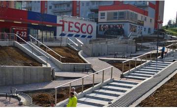 Na sídlisku Hájik čistili verejný priestor od odpadkov po obyvateľoch aj zamestnanci predajne Tesco