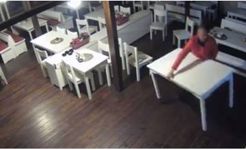 VIDEO: Z reštaurácie na Hlinách ukradol zákazník stôl, nepoznáte ho?