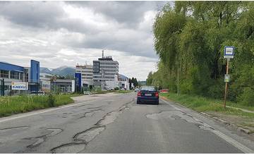 Rozpadnutú vozovku na Rosinskej ceste by mali v najbližších týždňoch zrekonštruovať, informoval ŽSK