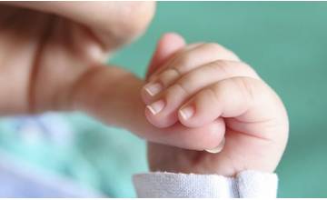 Prítomnosť otca pri pôrode bude bezplatná aj v župných nemocniciach, rozhodli poslanci
