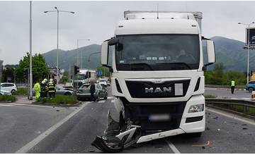Polícia hľadá svedkov dopravnej nehody, pri ktorej všetci vodiči tvrdili, že prechádzali na zelenú