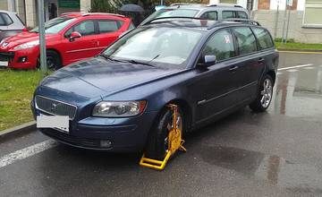 Nezodpovedných vodičov parkujúcich na kruhovom objazde v žilinskej nemocnici rieši mestská polícia