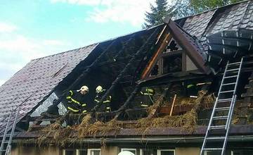 FOTO: Pri požiari na Kysuciach zasahovalo tridsať hasičov, predbežná škoda je viac než 200-tisíc eur