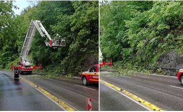 AKTUÁLNE: Na ceste pod Strečnom popadali stromy, do odstránenia prekážok bude neprejazdná