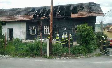 FOTO: Pri požiari drevenice v obci Bitarová zasahovalo 11 hasičov, jedna osoba sa zranila
