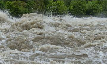 SHMÚ zvýšil výstrahu pred dažďom na 2. stupeň, spadnúť môže do 100 mm zrážok