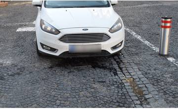 V pešej zóne došlo dnes k nehode, vodič osobného auta narazil pri výjazde do výsuvného stĺpika