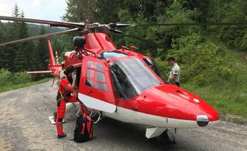 Leteckí záchranári zo Žiliny zasahovali na Makove, v lesnom teréne sa zranil 28-ročný pilčík