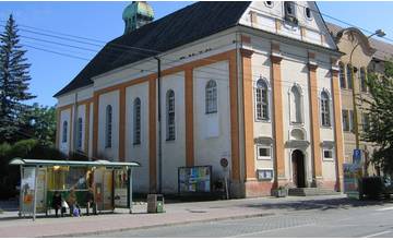 Polícia hľadá neznámeho vodiča, ktorý nacúval v centre mesta do chodkyne