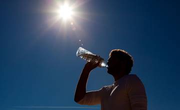 Včera skolabovalo z tepla 78 ľudí, na stredu je vyhlásená výstraha pred teplotami do 34°C