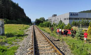 AKTUÁLNE: Na priecestí v Lietavskej Lúčke došlo k zrážke osobného vlaku s osobným autom