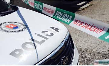 V obci Kysucký Lieskovec našli pod oknami bytovky telo 18-ročného muža, v byte bola zranená žena