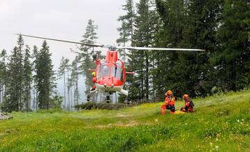 Leteckí záchranári zasahovali v obci Štiavnik, 71-ročný muž sa v lese zranil pri pílení stromov