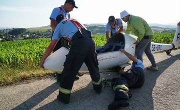 FOTO: Na poli pri obci Višňové musel pristáť vetroň, s vytiahnutím lietadla pomáhali žilinskí hasiči