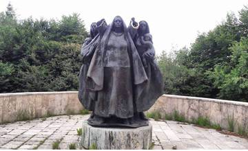 AKTUÁLNE: Bronzová socha na vrchu Javorina bola poškodená, zlodeji z nej odrezali ruky