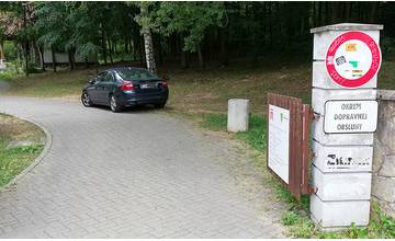 Niektorí vodiči vchádzajú autom do lesoparku aj napriek zákazu, návštevníci môžu zavolať políciu
