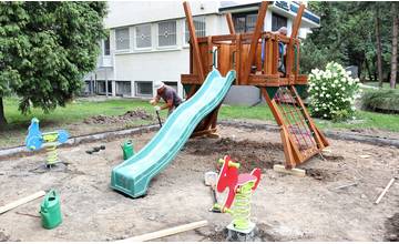 V areáli žilinskej nemocnice vzniká nové detské ihrisko, práce by mali dokončiť už cez víkend