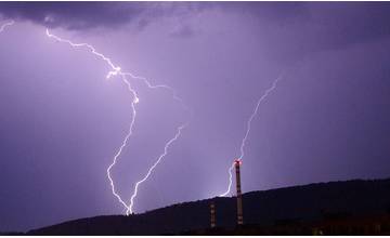 Výstrahy pred búrkami s krúpami a lejakmi platia aj v dňoch 12. - 13. augusta pre celý Žilinský kraj