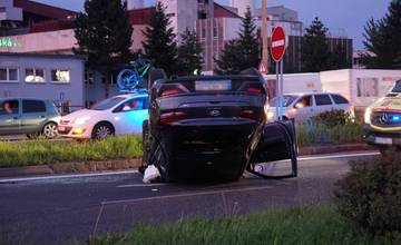 FOTO: Na Košickej ulici došlo k vážnej dopravnej nehode, jedno auto zostalo prevrátené na streche
