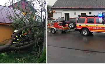 Piatková búrka potrápila viacero obcí v okresoch Žilina a Bytča, opäť pomáhali hasiči