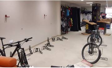 FOTO: Z predajne v Tepličke nad Váhom ukradli viac než 20 bicyklov, za informácie je odmena