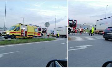 AKTUÁLNE: Pri Tepličke nad Váhom došlo k zrážke nákladného auta s osobným, hlásia zakliesnenú osobu