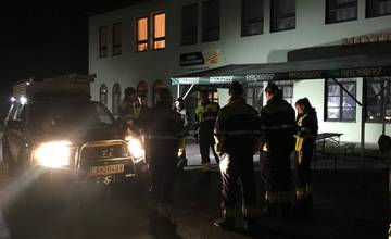 Policajti a hasiči pátrali v noci na Horných Kysuciach po nezvestnom českom hubárovi