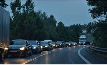 AKTUÁLNE: Pri obci Stráňavy došlo k zrážke troch áut, hlavné ťahy v Žiline sú kompletne upchaté