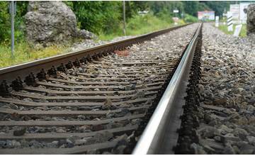 V úseku železničnej trate Lietavská Lúčka - Rajec budú v nasledujúcich dňoch upravovať priecestie